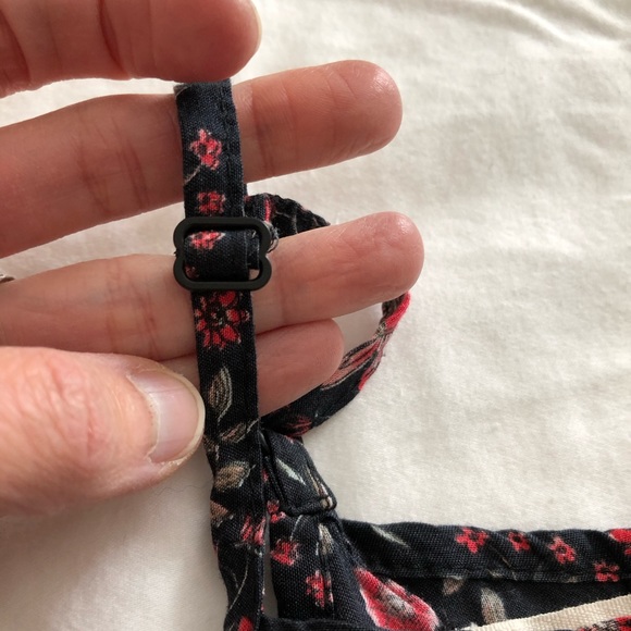 ❌ Sold ❌ 🛍️ 3 for $20 - Sleeveless Flower Crochet Top - Picture 4 of 5